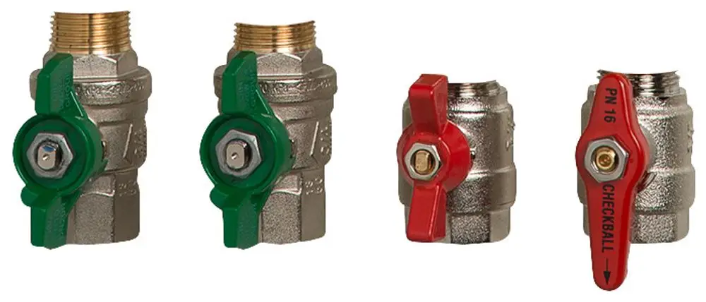Zwei Kugelhähne aus Metall mit farbigen Handhebeln, einer grün und einer rot, von Danfoss. Die Hähne sind für Rohrinstallationen ausgelegt.